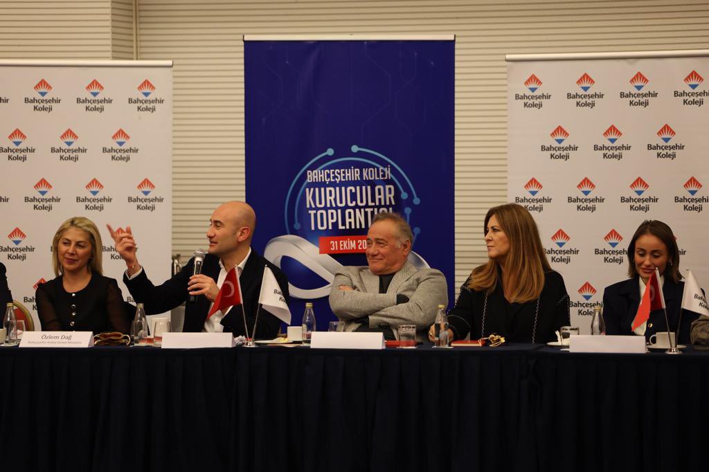 Basketbol Takımımızın yarın Karadağ'da oynayacağı maç öncesi Türkiye'nin dört bir yanındaki kampüslerimizin kurucularıyla bir araya geldim. Çocuklarımıza daha kaliteli bir eğitim vermek ve ülkemizin geleceğine katkıda bulunmak için tüm gücümüzle çalışmaya devam ediyoruz