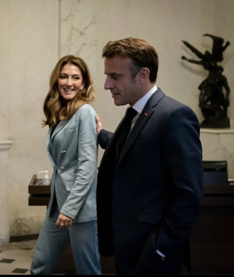 DilanYesilgoz's tweet photo. Op bezoek bij president Macron. De nationale veiligheid van onze landen staat onder druk. Extremisme uit verschillende hoeken en toenemende signalen van antisemitisme maken ons extra alert. Ook op andere vlakken, zoals kernenergie en asiel, is het nodig dat we blijven samenwerken https://t.co/bQmt1Pgal6