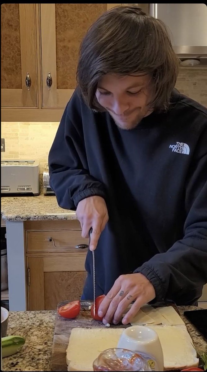 FineLove369's tweet photo. AU LARRY 

Onde Harry um fã de Louis é mal interpretado pelo ídolo em seu twitter e acaba recebendo um fecho do mesmo 
Ou Au Larry onde Louis está cansado sobre as conspirações sobre seu namoro com Sam e acaba perdendo a paciência com um fã, e se sentindo culpado por isso https://t.co/9eWIITrMko
