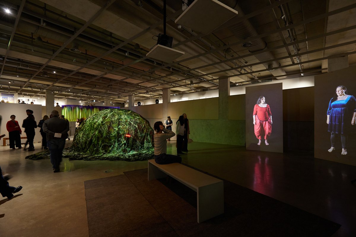 Maintenant ouvert à Toronto | ᐊᖏᕐᕋᒧᑦ / Ruovttu Guvlui / Vers chez soi, présentée à la galerie de @UofTDaniels jusqu'au 22 mars 2024. 📷Harry Choi Photography daniels.utoronto.ca/news/thu-oct-5…