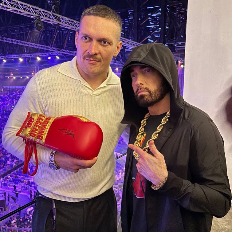 New photo: #Eminem x Ukrainian boxer Oleksandr Usyk at the #FuryNgannou fight 🥊