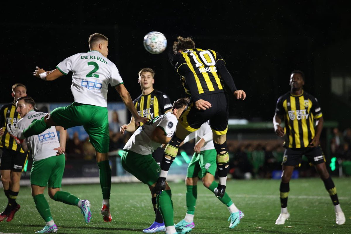 rksvGroeneSter's tweet photo. 30. Op een sfeervol Pronsebroek heeft Vitesse vaker de bal. Groene Ster weert zich kranig en houdt de rijen goed gesloten: 0-0! #grovit #totoknvbbeker https://t.co/yKfUEMJOdT