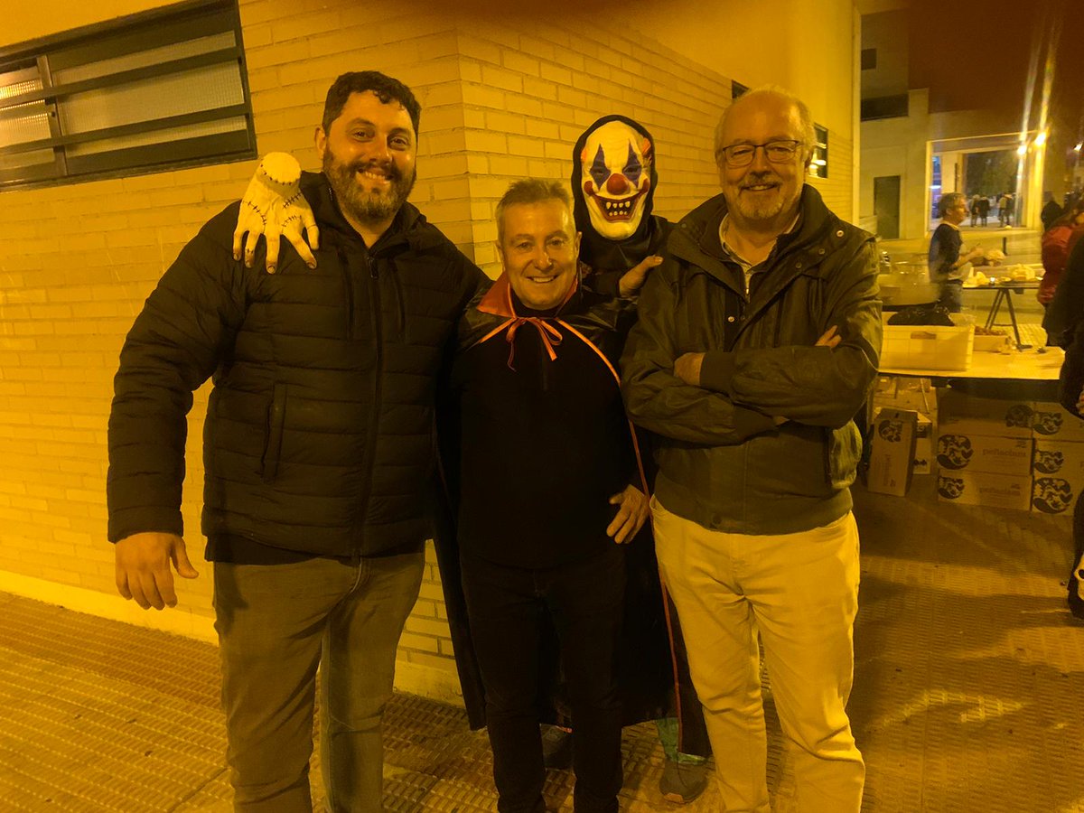 jlopezalo's tweet photo. Con miembros de @aavvloslirios celebrando hallooween en "su cementerio particular"
Nuestro compromiso con el barrio está ahí y muy pronto @pplogrono - @AytoLogrono tendrá una reunion de trabajo con la AAVV https://t.co/qBMm2nsOm5