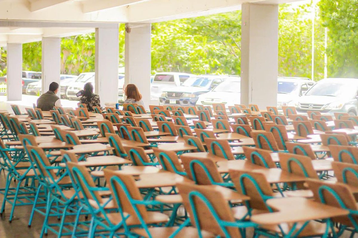 El Gobierno de la Presidenta <a href="/XiomaraCastroZ/">Xiomara Castro de Zelaya</a> a través de la @Educacion_HN entregó pupitres nuevos 🪑al Instituto Central Vicente Cáceres de Tegucigalpa.

Continuaremos trabajando día a día por una educación digna para nuestros niños y niñas. 👦🏻👧🏻
#ConstruccionesEscolaresHn