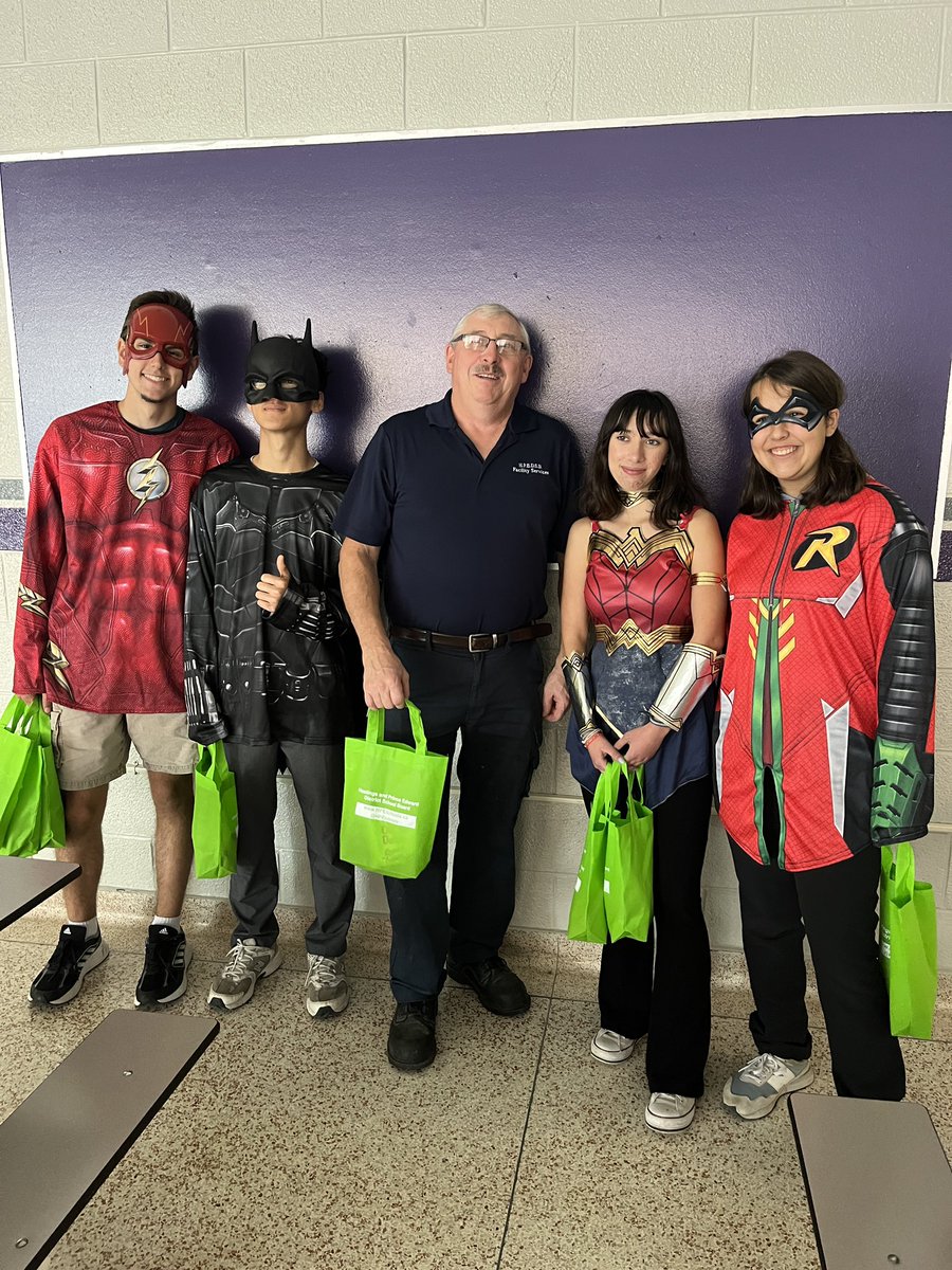 ISP_HPE's tweet photo. Our local heroes, including police, paramedics, school secretaries &amp; school staff were "treated" with praise &amp; goodies from ISP Superheroes for making our communities safe, supportive and welcoming for all! @bssnews @eastside_ravens @HPEschools #Proud2BeHPE #Proud2BeHPEISP https://t.co/WVHZIndLhA