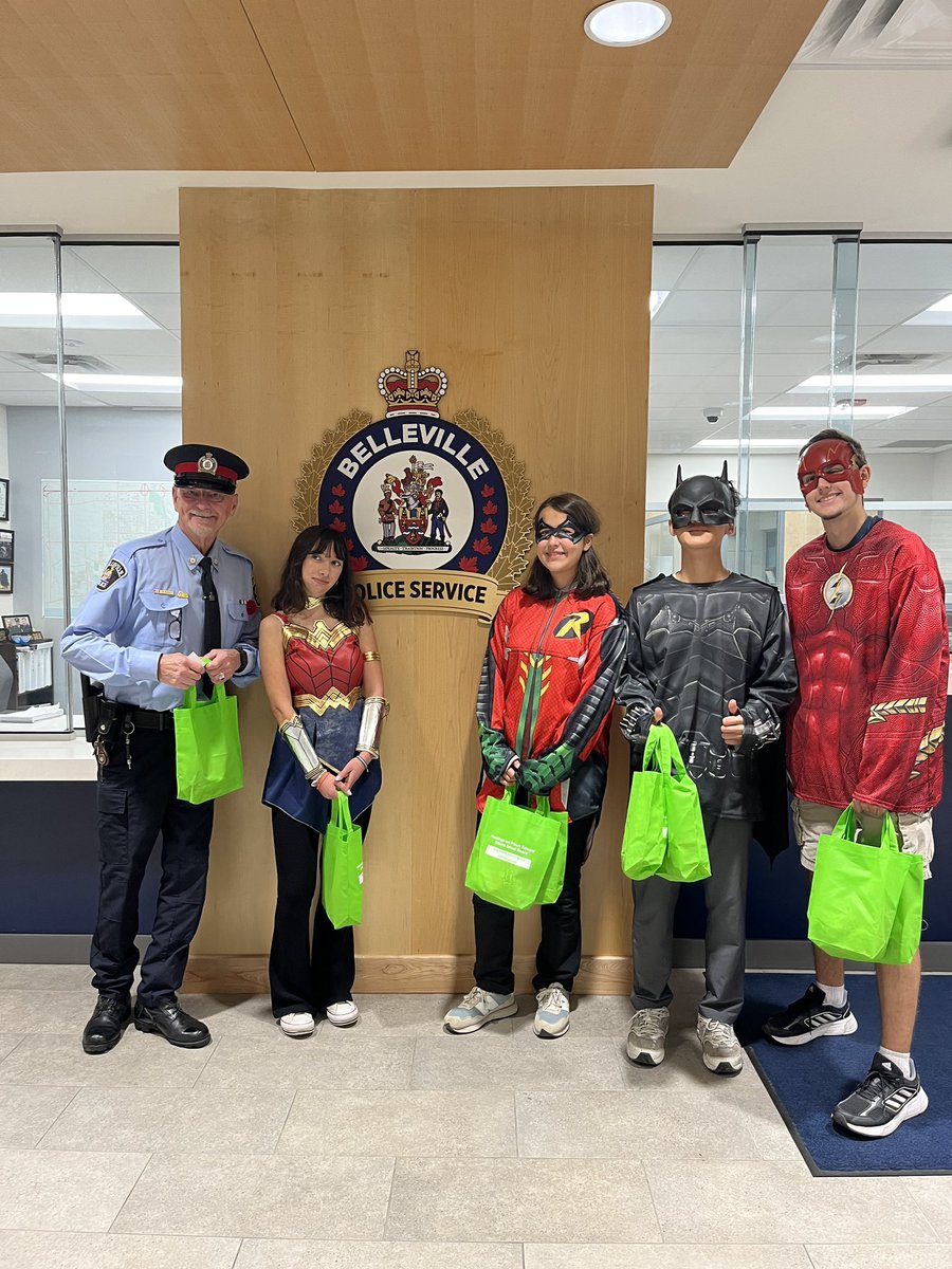 ISP_HPE's tweet photo. Our local heroes, including police, paramedics, school secretaries &amp; school staff were "treated" with praise &amp; goodies from ISP Superheroes for making our communities safe, supportive and welcoming for all! @bssnews @eastside_ravens @HPEschools #Proud2BeHPE #Proud2BeHPEISP https://t.co/WVHZIndLhA