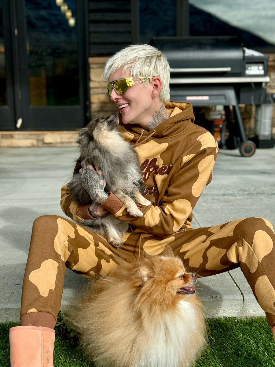 JeffreeStarジェフリースター ミラー drama PET 🐾Drama Alert🐾 Our mirrors are durable, comfortable, and iconic