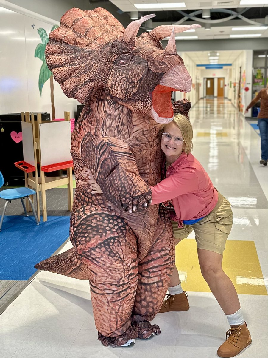 Just hangin with Dr. Ellie Sattler today!🦕🦖