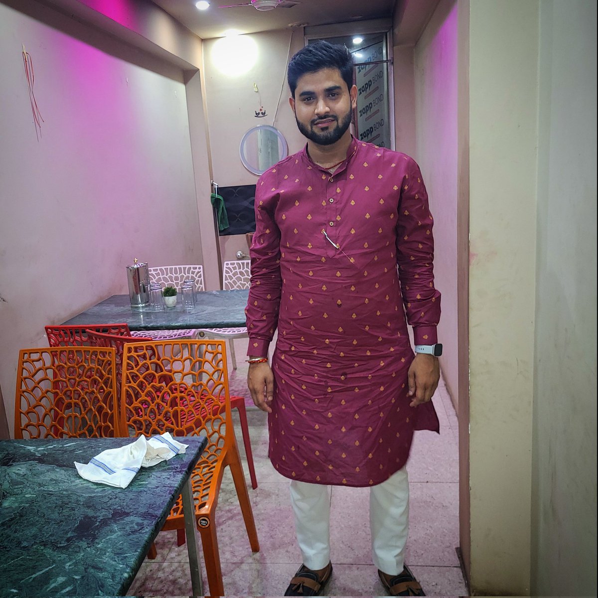 imankeshsingh's tweet photo. जिम्मेदारियों के बाजार का बीचों बीच खड़ा हो गया ।।
पापा के बीमार होते ही एक दिन में उनका बेटा बड़ा हो गया ।।
#Ankesh https://t.co/qK2niLTDvP