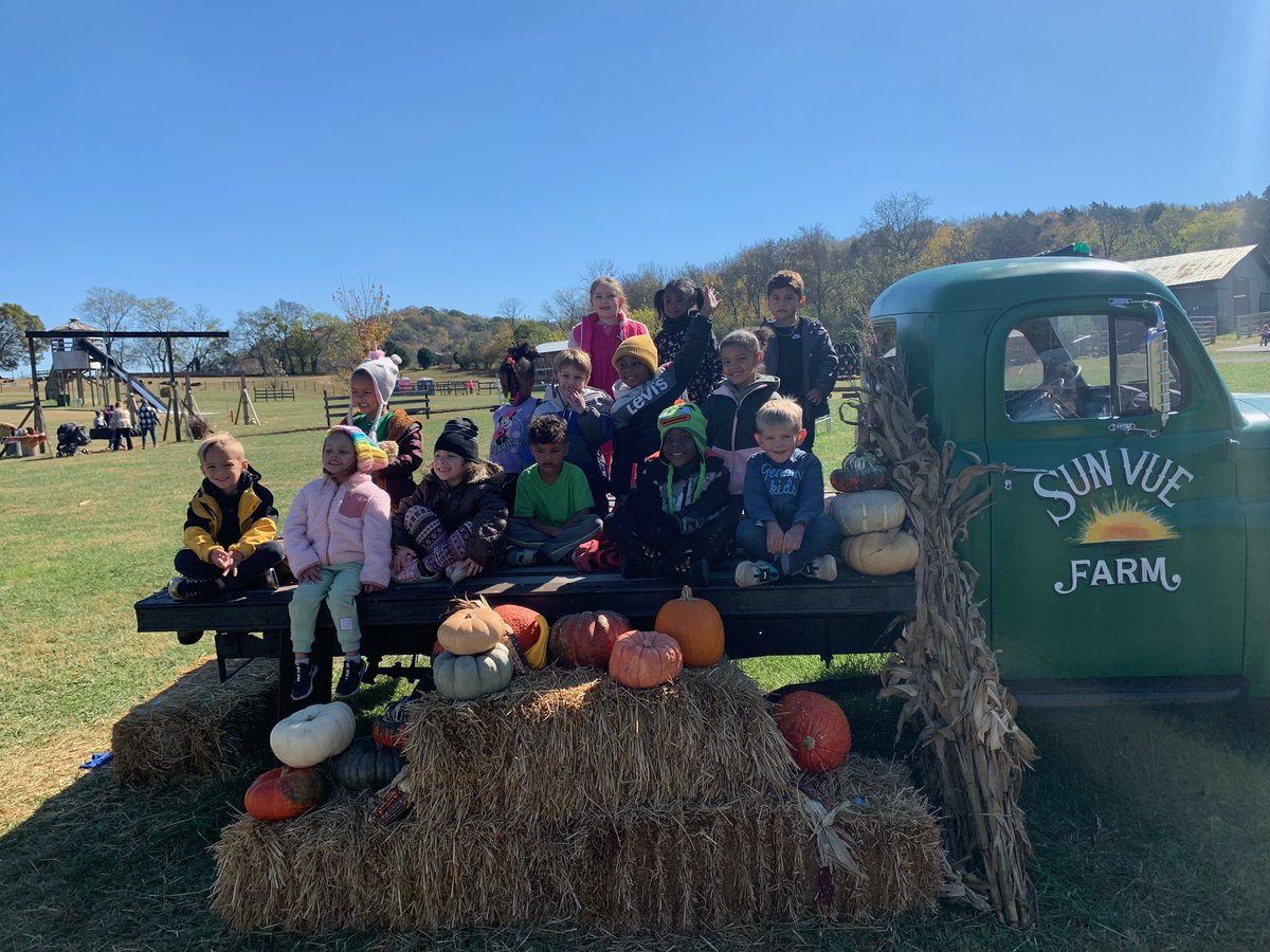 msbfincher's tweet photo. It was a cold day, but Pumpkin Paradise was a #BuzzWorthy experience! 🎃 https://t.co/BFQn3zMXzt