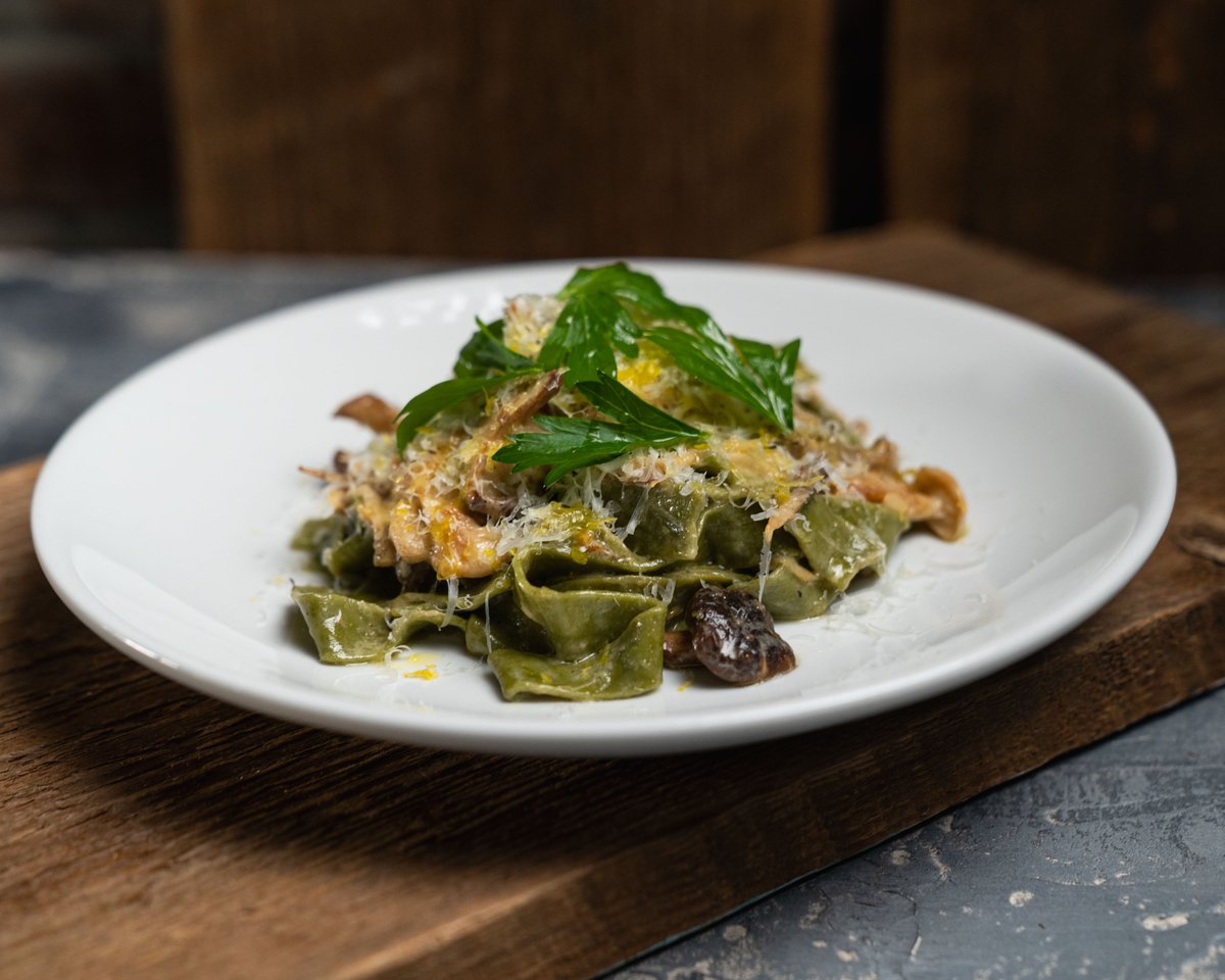ScholarPDX's tweet photo. Spinach Pappardelle With Wild Mushroom Sauce
-Earthy umami wild mushrooms with slightly spicy notes of garlic, rosemary, and chili. The lemon adds a bright and zesty element to balance the richness. 

#portlandrestaurant #freshproduce #scholarpdx #amaro #eaterpdx #pdxcocktails https://t.co/26AMXTAETk