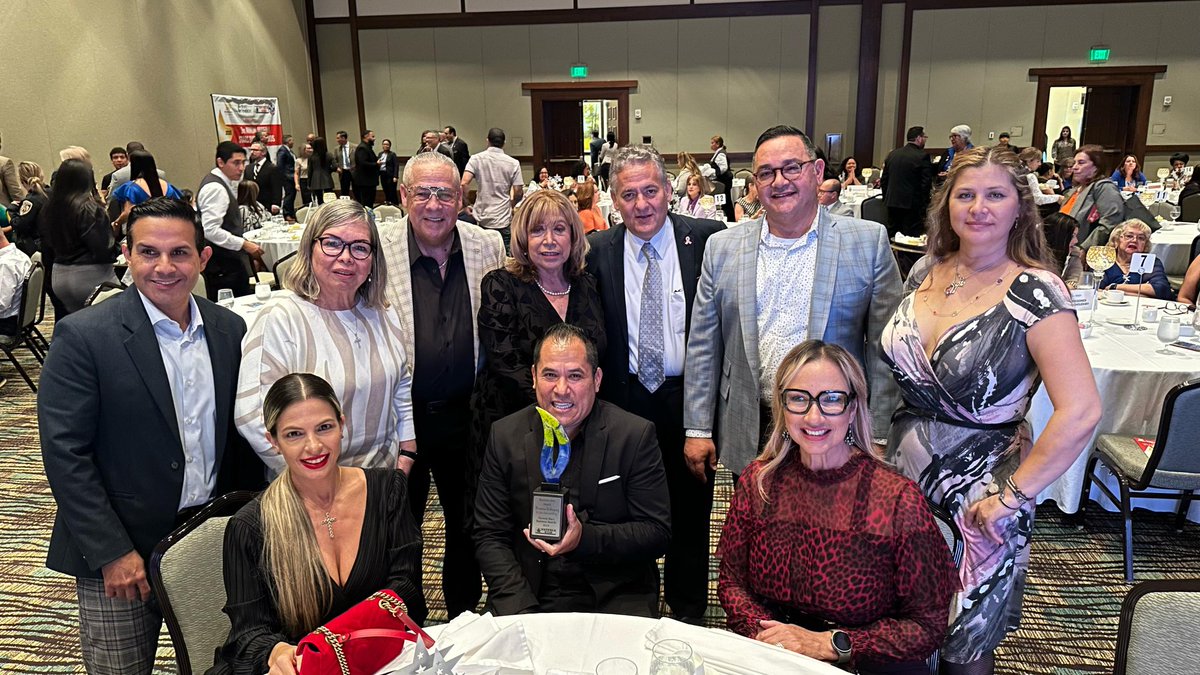 Juansabinesg's tweet photo. Tuve el honor de entregar el Osceola Star Business Award en nombre de la familia Hansen, al mexicano Florencio Rodríguez exitoso empresario propietario de los restaurantes Don Julio y Pisco Peruvian.

El momento más emotivo  fue la entrega solemne a la familia Hansen de la Bandera de los Estados Unidos en memoria de Guillermo Hansen de manos del US @RepDarrenSoto en reconocimiento a su servicio a los 🇺🇲, fue un gran estadounidense y también un gran mexicano. Gracias querido Congresista por ese significativo reconocimiento.