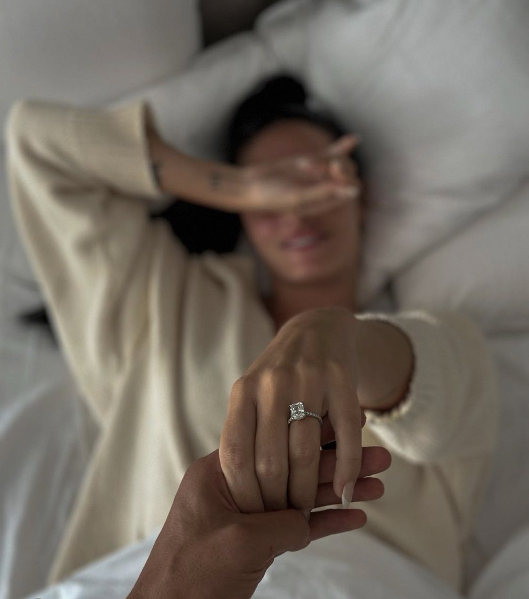 - Soñe con vos
- Que soñaste?
-