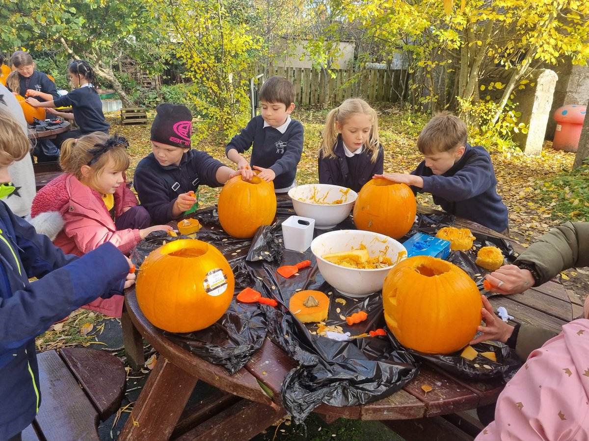 We marked @OutdoorClassDay a couple of days early with an afternoon of outdoor Halloween activities, excellently led and supported by our P6/7 pupils. #OutdoorClassroomDay #OutdoorLearning