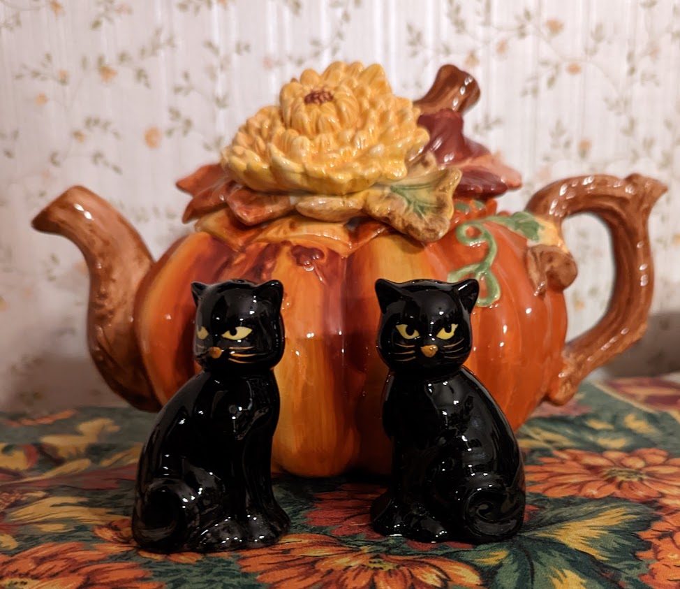 Teapot Tuesdays! Here's the perfect pot for Halloween - a cheeky pumpkin teapot & its black cat salt/pepper shaker friends!

#Halloween #teapottuesdays #authorswhodrinktea #pumpkin #blackcats #berylbluetimecopseries #everytimewesaygoodbye <<out on 11/9!