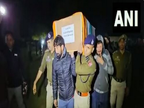 ani_digital's tweet photo. J-K: Policeman shot dead by terrorists outside his house laid to rest in Baramulla
Read @ANI Story | https://t.co/adMmZFgD09
#JammuAndKashmir #copkilled #Baramulla https://t.co/tx9R3EfT58