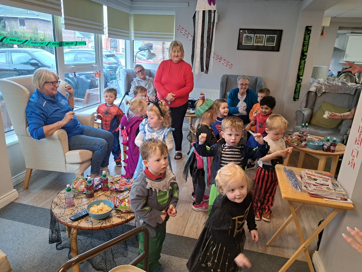 ClanmilHousing's tweet image. There was lots of Halloween fun and games at Greenville Court independent living when mini witches and wizards from the local nursery group came trick or treating 🎃🍬🎆 

#HappyHalloween #Neighbours #ActiveAgeing