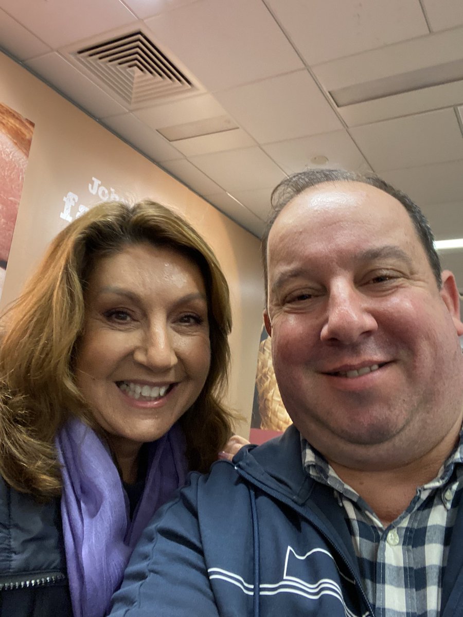 Whilst doing a spot of shopping in the Ridings, it was great to bump into the legend that is @TheJaneMcDonald Thank you for all that you do to promote Wakefield, you are a great ambassador for us all