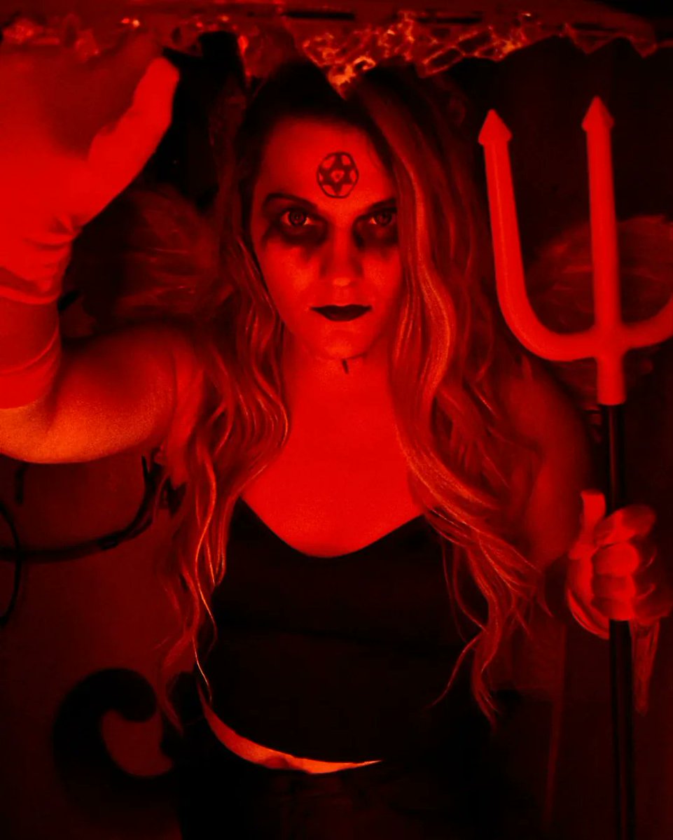 CeccatoMarion's tweet photo. #HappyHalloween 
Certaines personnes n'ont pas besoin de se déguiser pour être un monstre 😈

En live sur #TikTok 👌 
et vous , vous êtes deguisez en quoi  ? 😈 

#HappyHalloween2023 #Halloween #Halloween2023  #DevilsNight #devil #DevilChallenge #devilmakeup #Paris https://t.co/hQ2Azgae8m