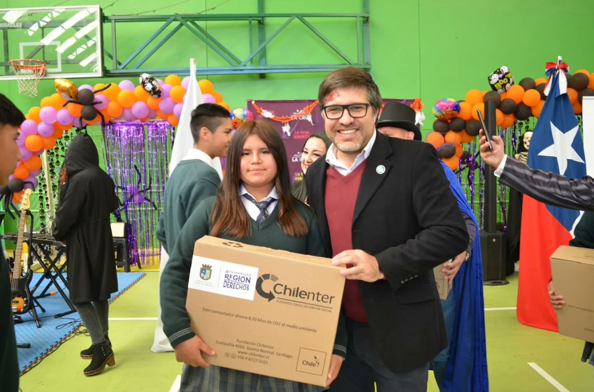 Chilenter's tweet photo. Hoy realizamos una nueva entrega de 211 notebook a niños y niñas de la Región de Valparaíso, gracias al Proyecto de Disminución de Brecha Digital apoyado por el @GOREValparaiso y el Gobernador @rmunda https://t.co/m5GfwPpsKW