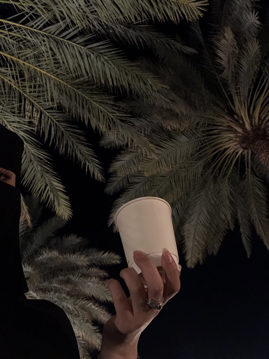 في حضّورك يَختلف جو المَكان . .