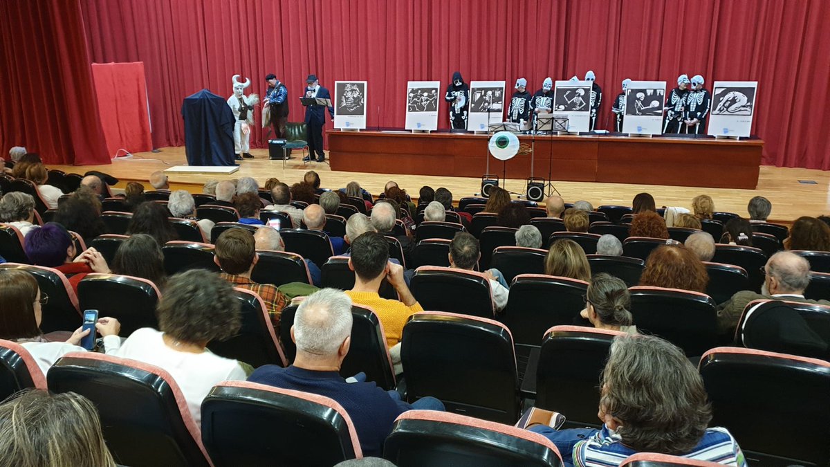 gzcultura's tweet photo. Actividade marabillosa a da Coruña, con máis de duascentas persoas no público, nunha lectura de 'Un ollo de vidro. Memorias dun esquelete' de Castelao inmellorábel e inesquecíbel.
@ACBoveda @AsociacionAgra #OFacho e #TempoNovo e máis a Federación ficamos profundamente agradecidos https://t.co/haZ5dolrkw
