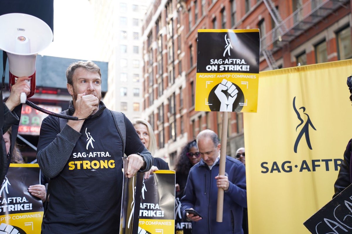Thank you @AFLCIO President @LizShuler, and @TheWNBPA, @NFLPA, @MLSPA, and @USLPlayers for showing #SagAftra members that you stand in solidarity with them. One day longer, one day stronger! #1u 📸 Derek French | Shutterstock for SAG-AFTRA