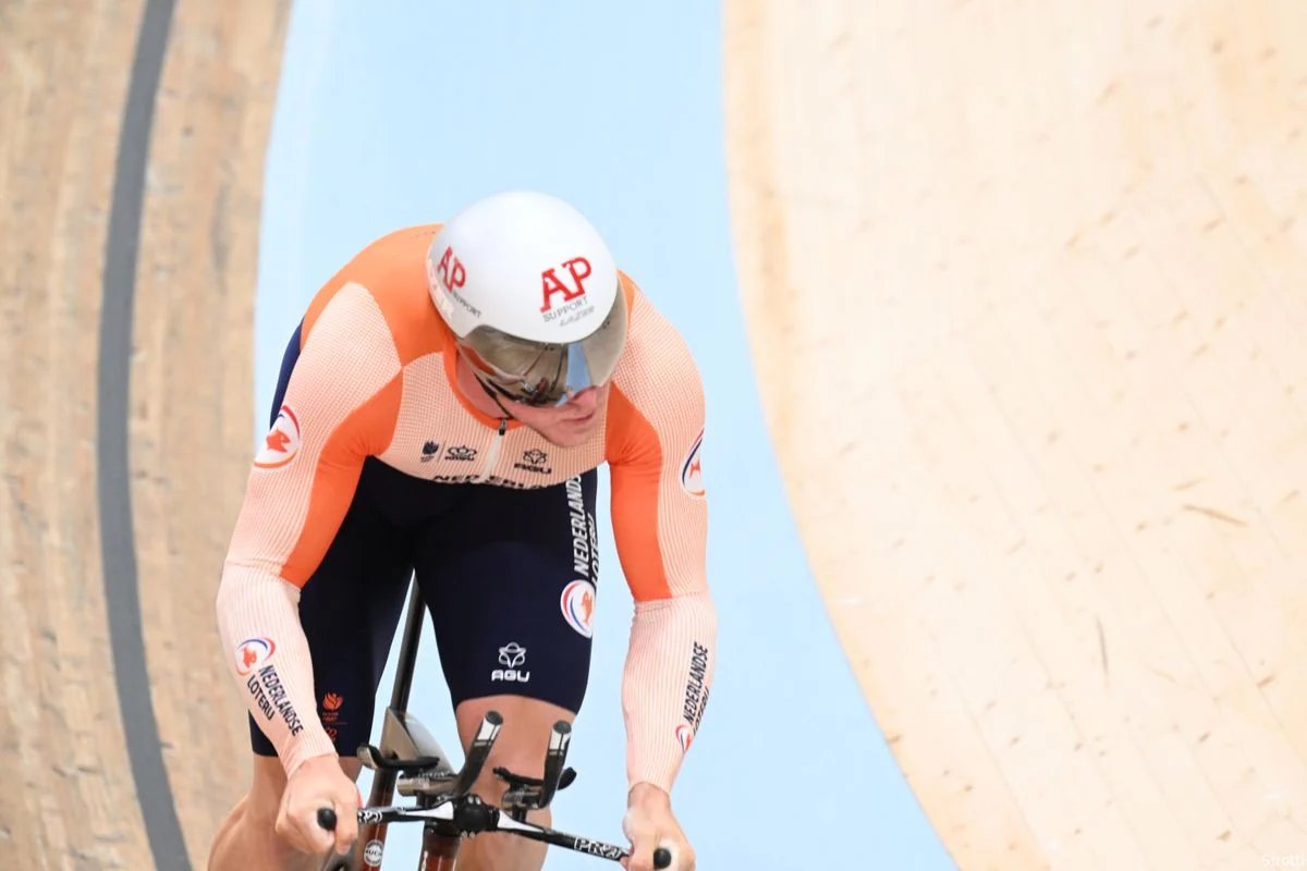 🇳🇱 Jeffrey Hoogland, new World Record Holder 1 KM Track! 🔥

❌ Old record: 56,303 seconds
✅ New record: 55,433 seconds

6⃣5⃣ km/h WITH a standing start! 🤯 In-sane performance! 💣