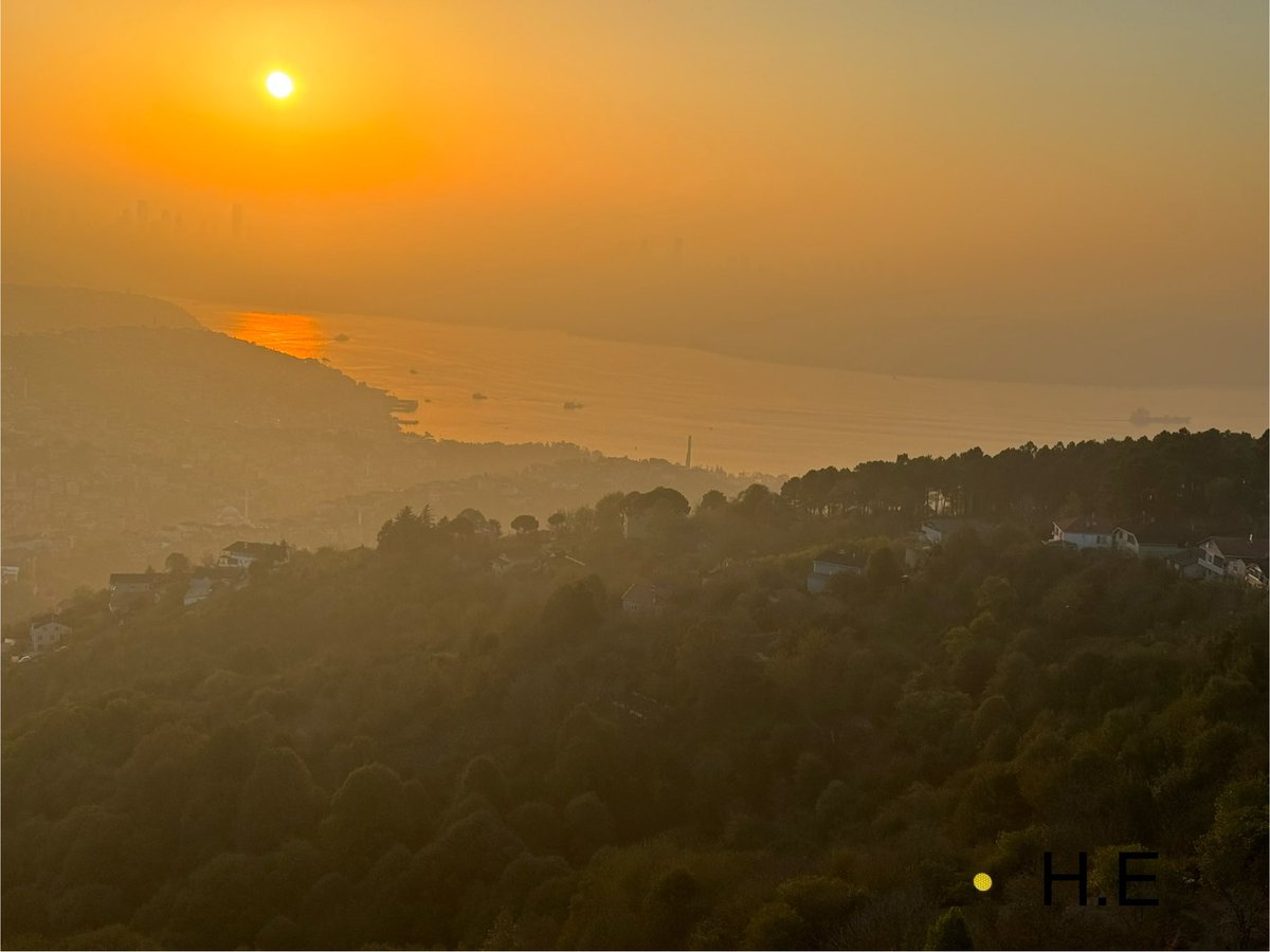 Beykoz sırtlarından puslu bir İstanbul Boğazı manzarası.