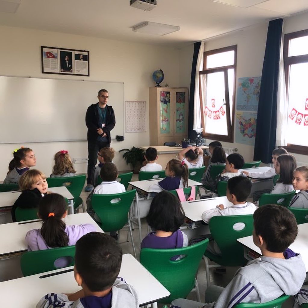 platinakademi's tweet photo. İlkokul öğrencilerimize Sağlık Müdürlüğü’nün görevlendirdiği Diş Hekimi Selim Çağlayan tarafından ağız ve diş sağlığı eğitimi verildi. Kendilerine bu güzel eğitim için teşekkür ederiz… 
@edirnesm 
.
.
#dişsağlığı #edirneilsağlıkmüdürlüğü #ilsağlığı #platinakademi #eğitim https://t.co/XzjLJPlKh7
