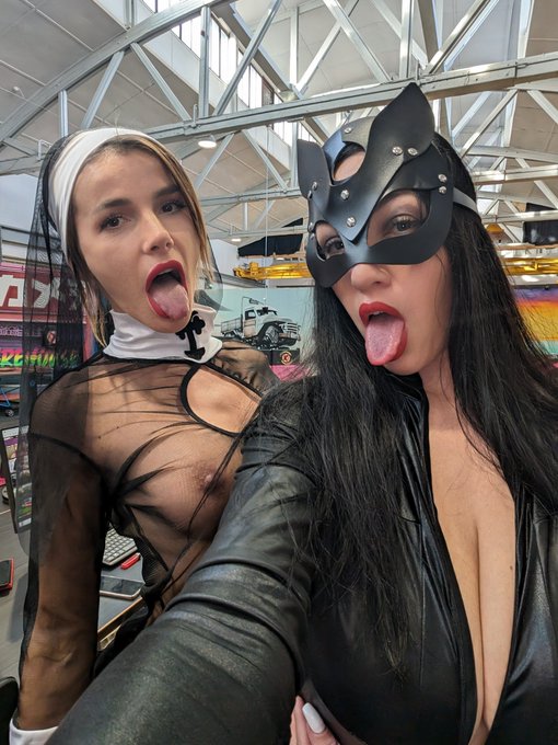 I met some naughty girls this Halloween 👻  and oh my... I kissed them all🙈🙈@bunny_viccc @MarinaValmont<a href="/tag/happynewyear"class="tags"><span>#happynewyear</span></a>