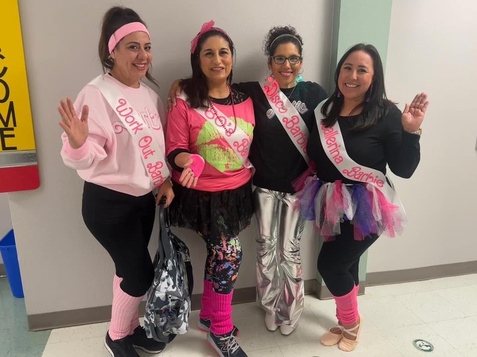 Our teachers had some amazing costumes! Which one is your favorite? So hard to choose! 

¡Nuestros maestros tenían unos disfraces increíbles! Cuales son tu favoritos? ¡Qué difícil elegir!