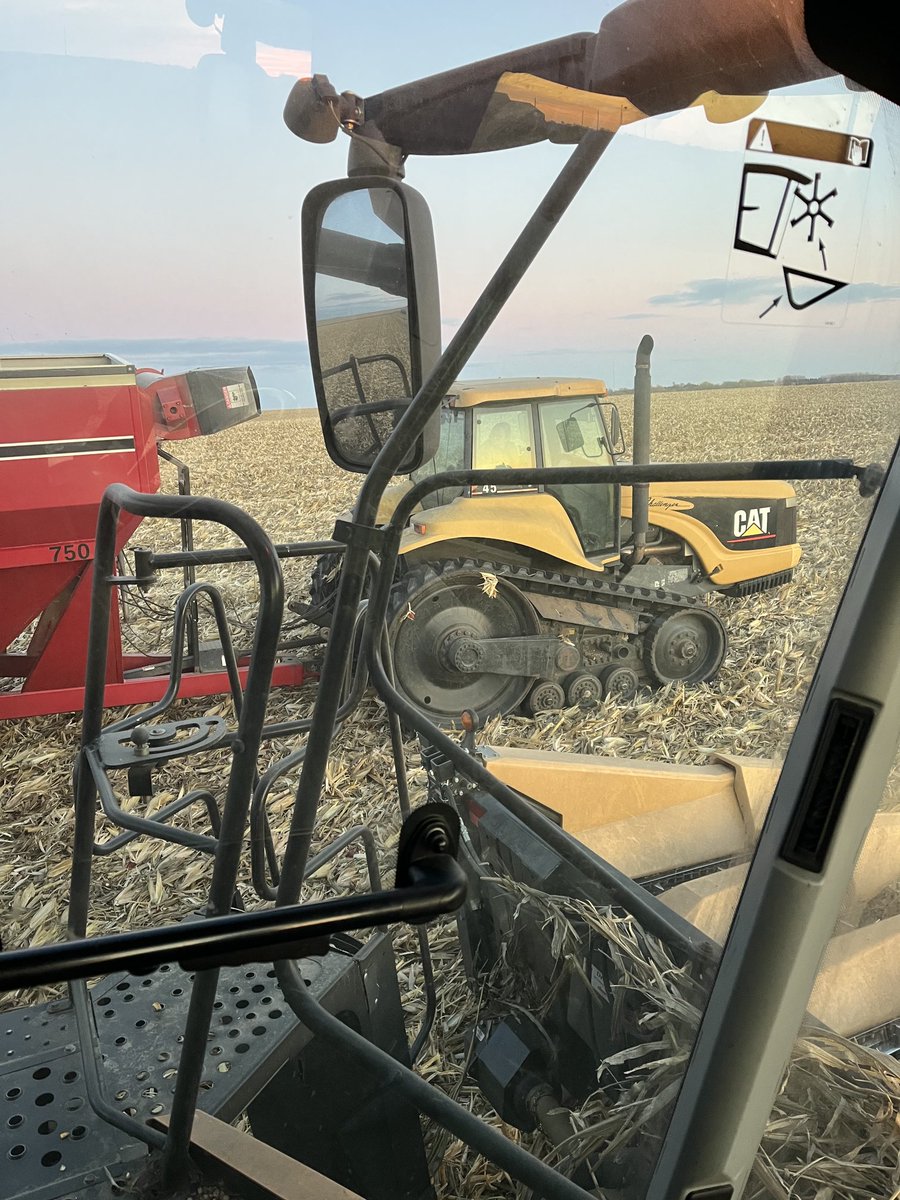 AlFrederick13's tweet image. The Queen and I just finishing our 50th harvest together. Nothing to it when you are married to the greatest  cart driver, wife, mother,grandmother,and on and on, on earth😀
