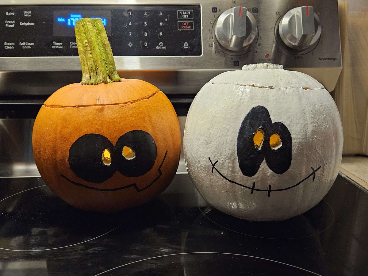 Shoubi_chan's tweet photo. It is the spookiest day of the spookiest month! @_SrPelo_ https://t.co/YrcPrvxWsO