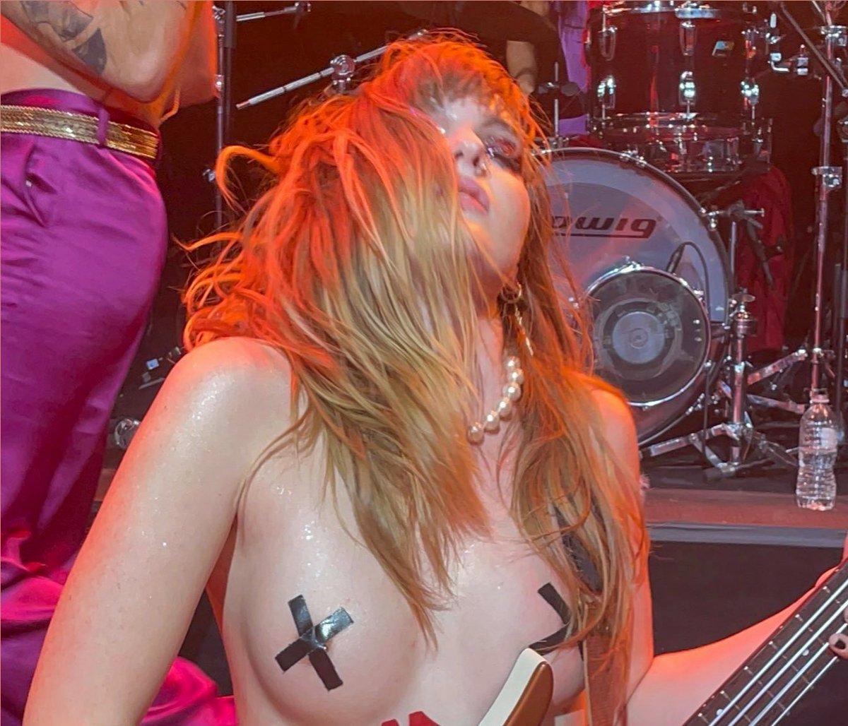 victoria de angelis (@angelisarchive) on Twitter photo 