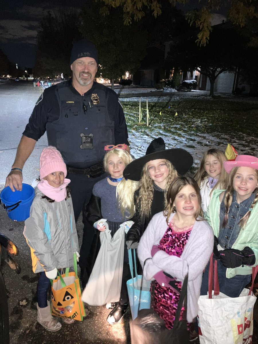 StAnthonyPolice's tweet photo. Happy Halloween! Sgt. South and the rest of our team had a great time seeing all the costumes and handing out candy to our young residents. We had a blast! #happyhalloween #staysafe #SAPD #stanthonypolice #community https://t.co/BePddrp959