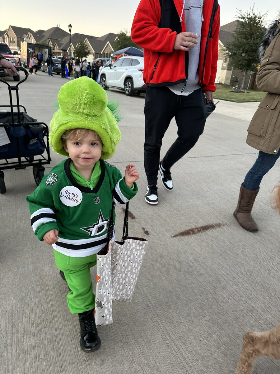 Jordanmaun's tweet photo. @DallasStars had @VictorEGreen show up for Halloween!! He turned 2 today as well! #GoStars https://t.co/FwCfZrC7WD