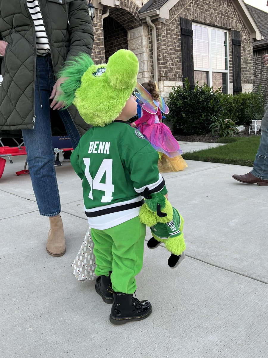 Jordan Maun (@jordanmaun) on Twitter photo <a href="/DallasStars/">Dallas Stars</a> had <a href="/VictorEGreen/">Victor E Green</a> show up for Halloween!! He turned 2 today as well! #GoStars <a href="/DallasStars/">Dallas Stars</a> had <a href="/VictorEGreen/">Victor E Green</a> show up for Halloween!! He turned 2 today as well! #GoStars