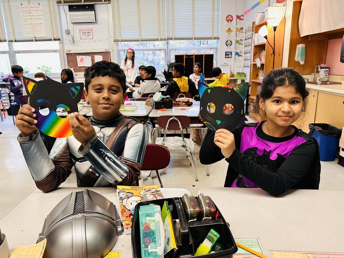 DrNarvaezRuiz's tweet image. 🎃👻 Our students had a BOO-tiful time today! From STEM challenges to a spooktacular parade, it was a day filled with fun and thrills! #Halloween #SpookySTEM 🕷🧪👻 @WoodbrookSchool