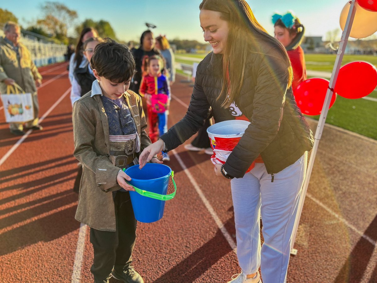 scbracy's tweet photo. Siegel FCCLA had the happiest Halloween at Track or Treat! We loved meeting all the sweet trick-or-treaters! 🎃  #P2BASS
@SiegelHighStars @SiegelHighCTE @creasyl_shsprin @SiegelHighFCCLA https://t.co/9yg5fkKJYg
