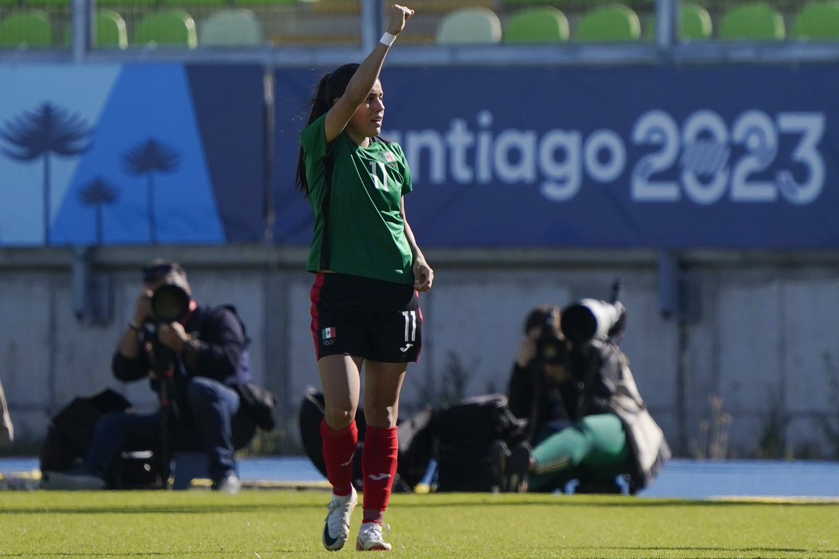 Estamos haciendo bien las cosas; el objetivo es la medalla de oro 🥇: @lizbethovalle7 Esto y más dijo la maga 🪄 tras la victoria contra Argentina. 🇦🇷 👉🏻 bitly.ws/Z6MS #JuntxsEnSantiago