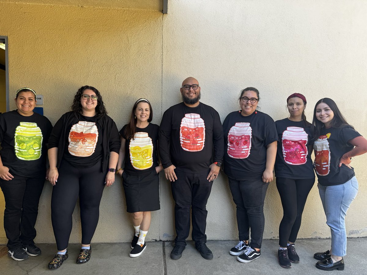 laderapalma's tweet photo. Our fabulous 5th and 6th grade teams with their student teachers all yummy aguas frescas…#lhcsd @LHSchools #DIAcademy https://t.co/PLD3w3iT0B