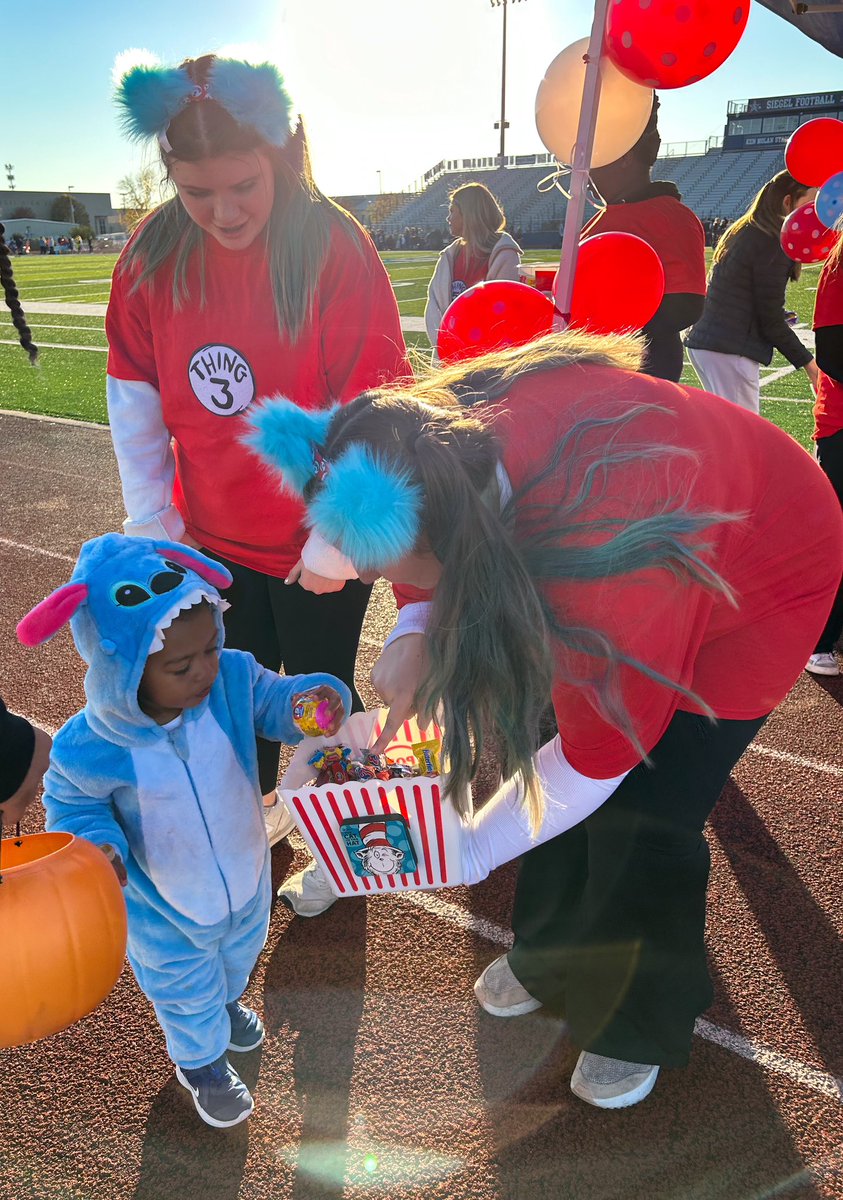 SiegelHighFCCLA's tweet photo. We had the BEST time at Siegel Track or Treat! @SiegelHighStars @SiegelHighCTE @scbracy https://t.co/19aZyUWnBp