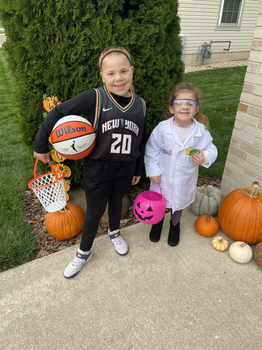 CoachFreds's tweet image. Happy Halloween! We had a scientist and WNBA superstar @sabrina_i20 this year! 🎃