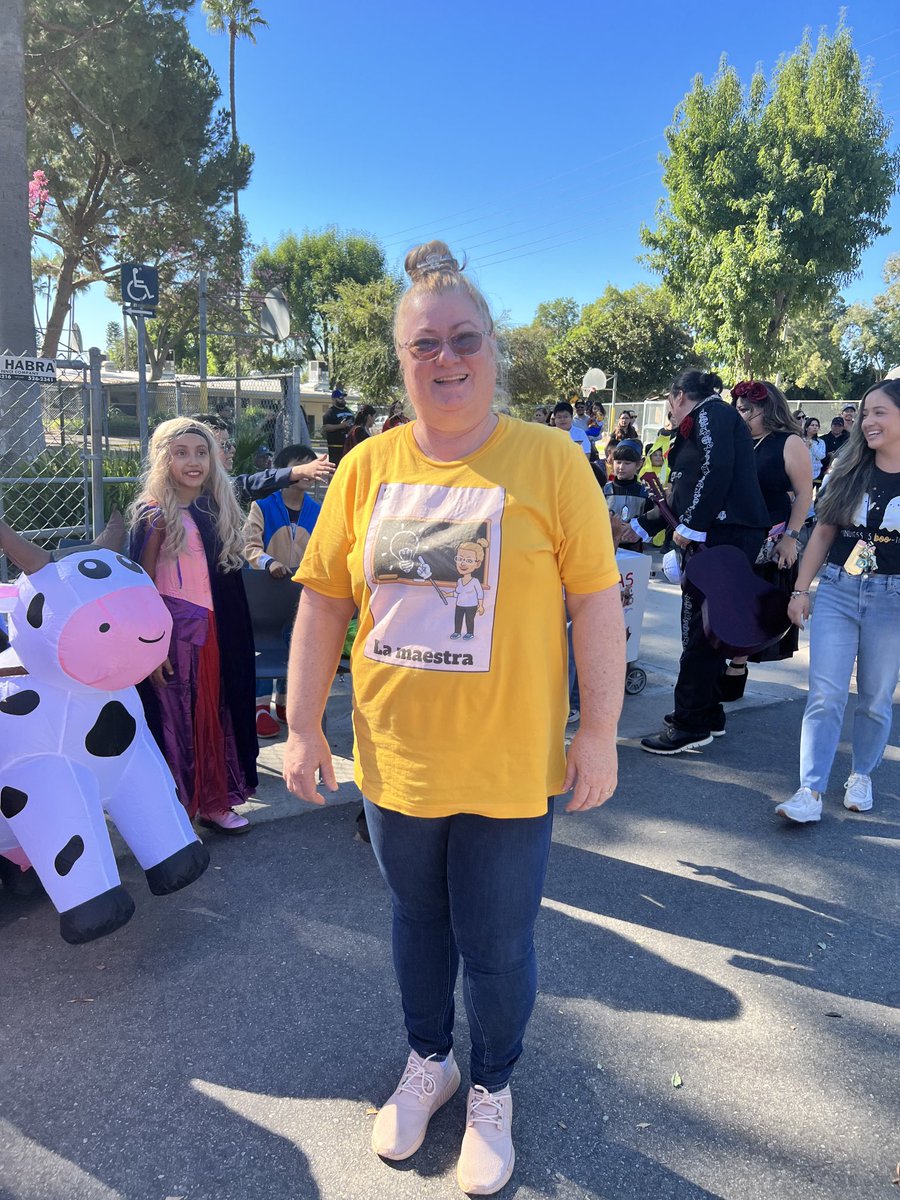 laderapalma's tweet photo. Staff at Ladera having fun dressing up for Halloween!! El personal de Ladera se divirtieron vistiendo en disfraz para Halloween 💕@LHSchools #lhcsd #DIAcademy https://t.co/j1rv4SWrB0