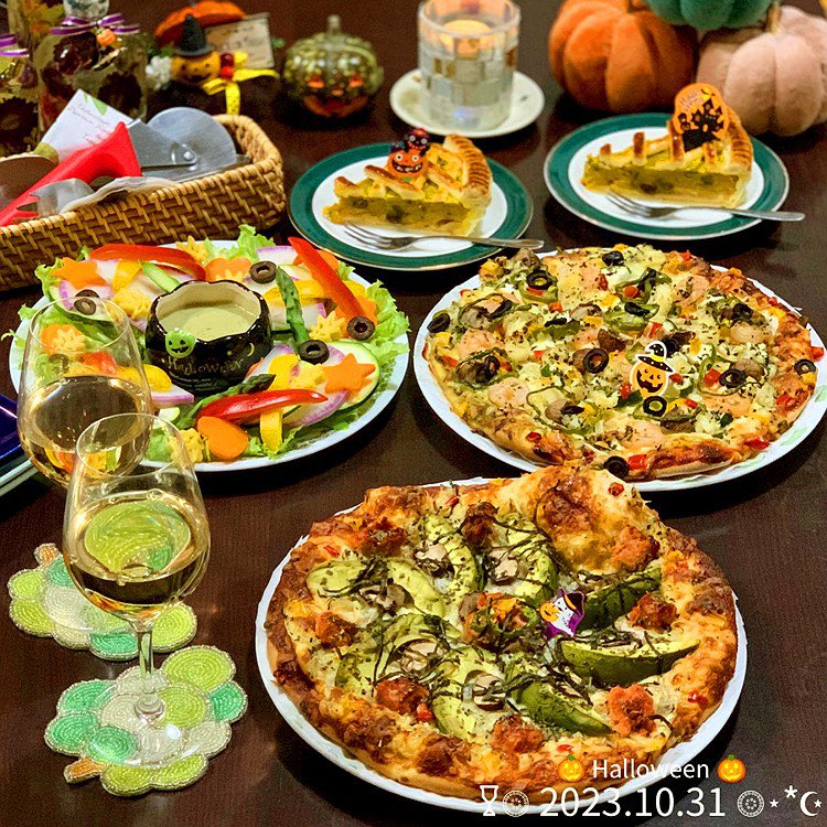 riemin_kwt's tweet photo. ☪︎ #HalloweenDinner
✫ #手作りピザ
・明太子 しらす アボカド マッシュルーム オニオン(明太マヨソース
・海老 イカ ズッキーニ 〃 〃(トマトとジェノベーゼのハーフ&ハーフ
✫バーニャカウダ
✫ #手作りスイーツ #パンプキンアップルパイ
#ハロウィン #おうちごはん https://t.co/NAom7fKu4q https://t.co/cMCLwi0AXL