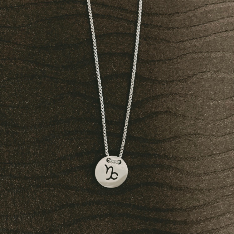 mi bonito collar de capricornio &lt;3