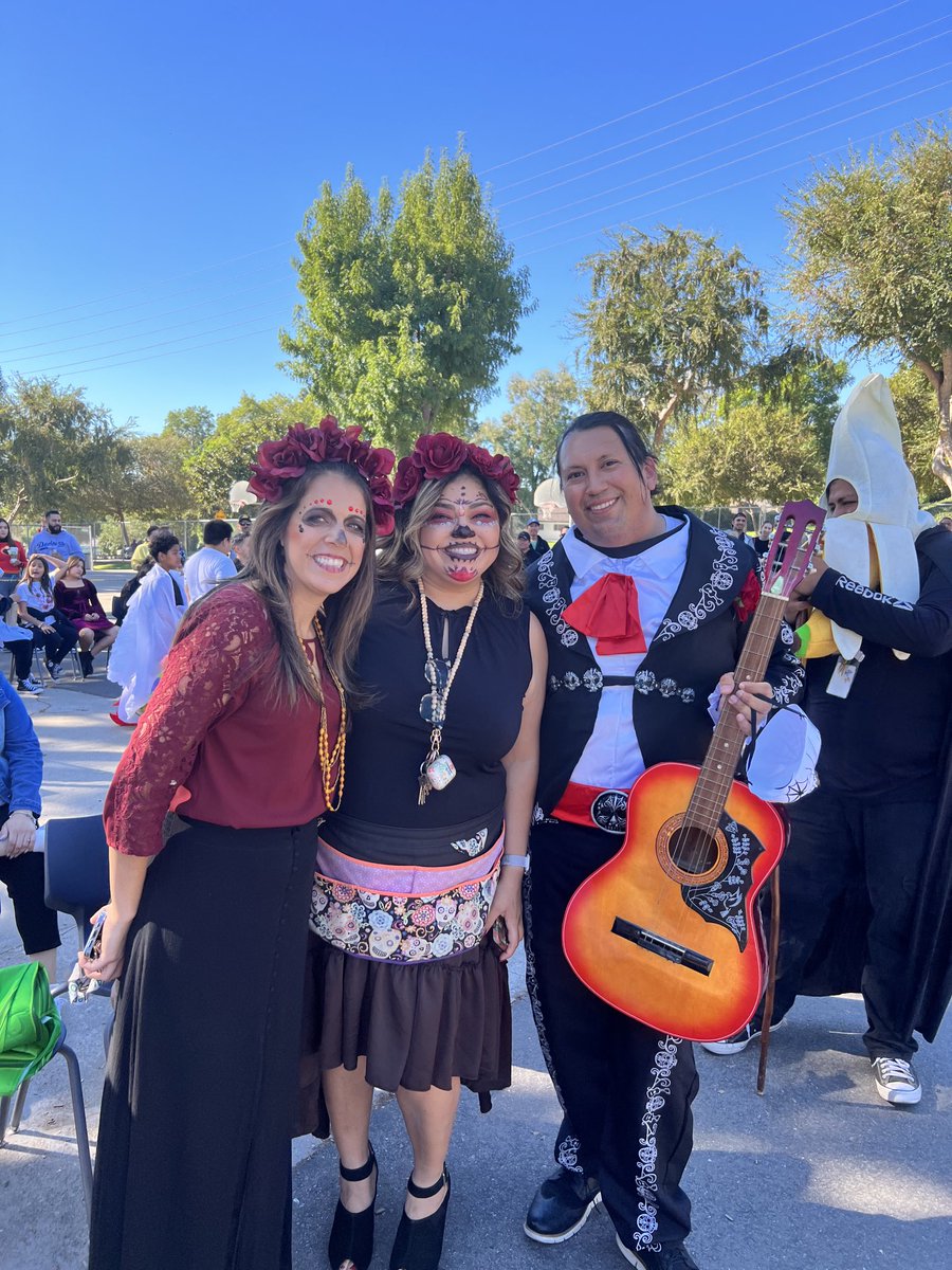 laderapalma's tweet photo. Fourth grade harmonizing sweetly together! What a team!💕 el equipo de 4to en harmonía juntos-¡Qué equipo! #lhcsd @LHSchools #DIacademy https://t.co/3D1sPCa53a