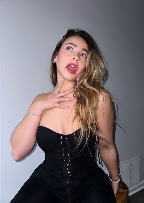 I bite 🩸 happy Halloween! https://t.co/zIFzobnuxx