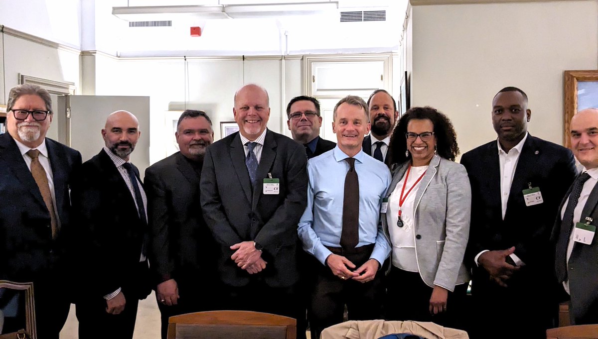 ESF_Canada's tweet photo. Canada's LNG sector took center stage in a roundtable discussion with @CDNTrades and Minister @SeamusORegan. Canada is uniquely positioned to deliver gas energy that will reduce global emissions while creating jobs and promoting prosperity within our country. #ESF #GasEnergy https://t.co/PHvLJTs5cr